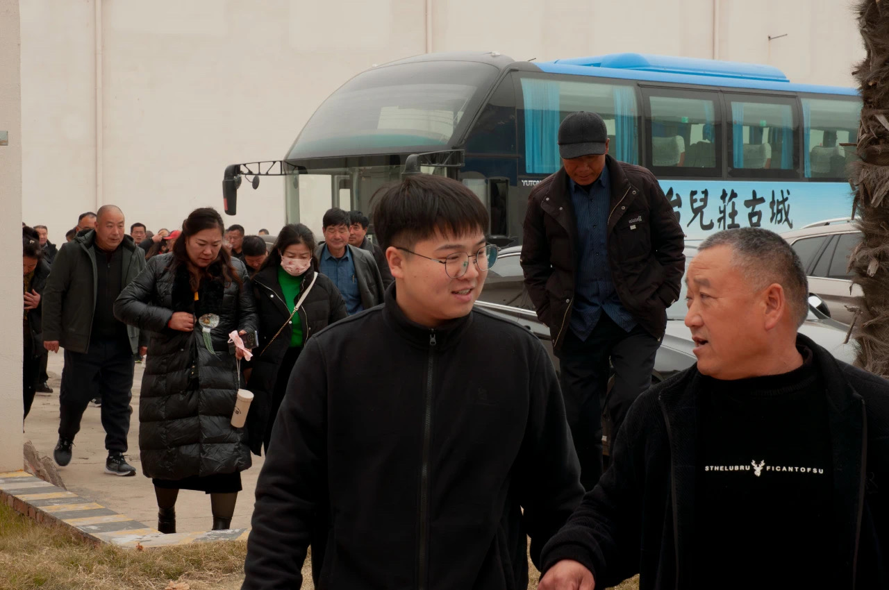 共望未來(lái)，譜合作新篇：福農(nóng)農(nóng)資團(tuán)隊(duì)蒞臨新鄉(xiāng)中電、弗思特進(jìn)行參觀(guān)考察。